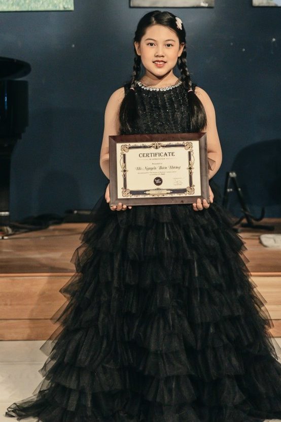 Hồ Thiên Hương V-Art